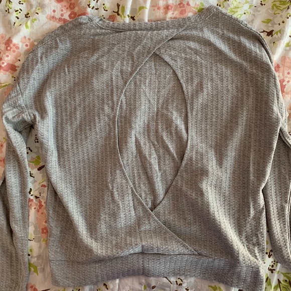 Open back grey cropped lightweight sweater - Picture 2 of 3